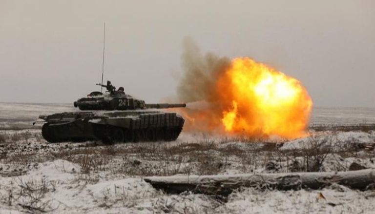 مدفعية روسية تطلق إحدى قذائفها صوب أراضي أوكرانية