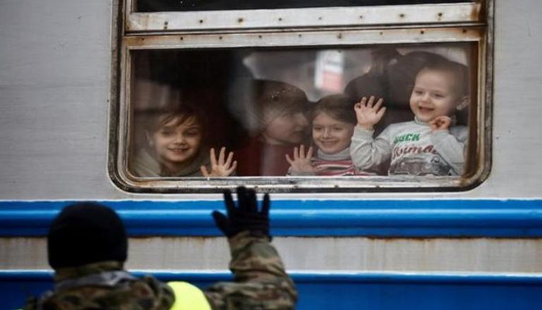 أحد الجنود الأوكرانيين يودع أطفاله قبل مغادرتهم