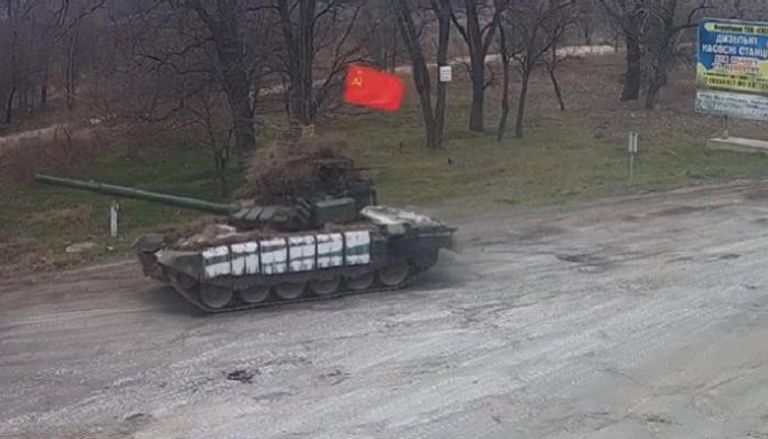 دبابة روسية ترفع علم الاتحاد السوفيتي تشارك في الهجوم على أوكرانيا 