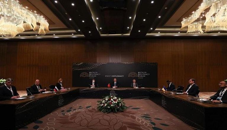 جانب من اجتماع وزراء خارجية أوكرانيا وروسيا وتركيا في أنطاليا