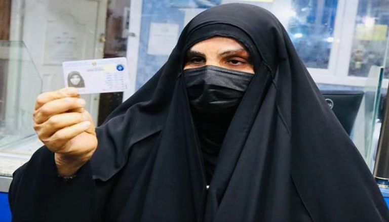 سيدة عراقية تتسلم بطاقة ثبوتية بعد قيد وفاتها لعقود
