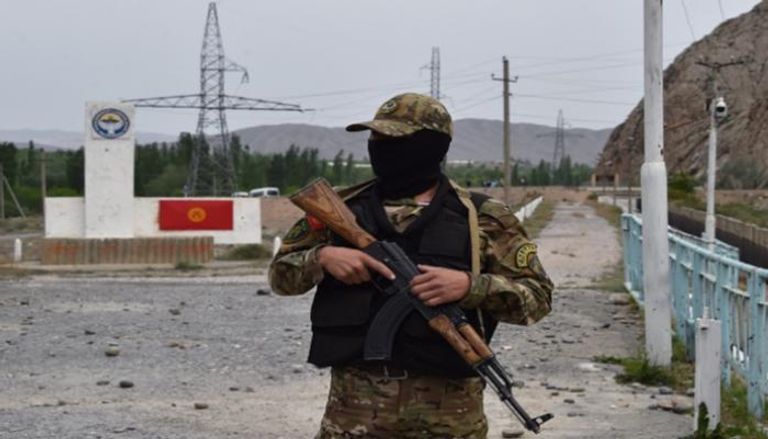جندي قرغيزي على حدود طاجيكستان