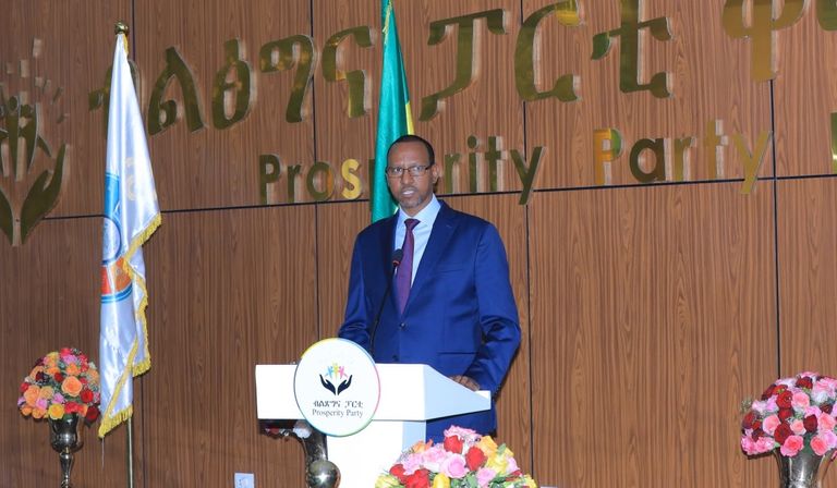 الأمين العام لحزب الازدهار آدم فارح