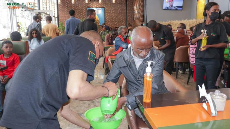 استقبال 150 مكفوفا  في مقهى بأديس أبابا