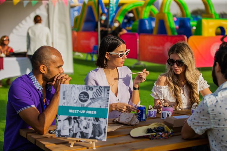 السوق الليلي لمأكولات الشارع يقدم تجارب استثنائية