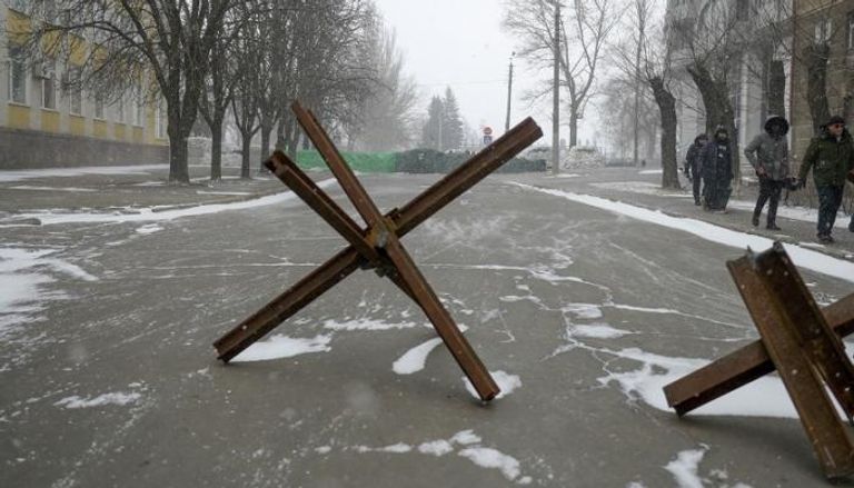 طريق مغلق في العاصمة الأوكرانية كييف (فرانس برس)