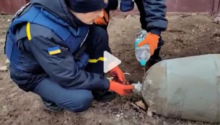  فرق الخدمات الأوكرانية يقومون بتفكيك قنبلة روسية