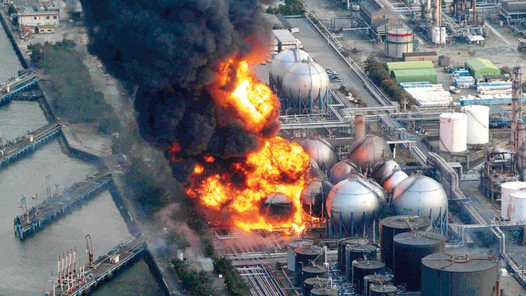 آثار الدمار عقب وقوع الحادثة