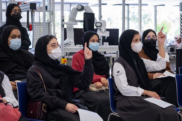 تمكين المرأة عبر الذكاء الاصطناعي.. دفع لمسيرة التنمية الإماراتية تمكين المرأة عبر الذكاء الاصطناعي.. دفع لمسيرة التنمية الإماراتية