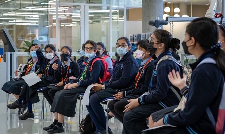 تمكين المرأة عبر الذكاء الاصطناعي.. دفع لمسيرة التنمية الإماراتية تمكين المرأة عبر الذكاء الاصطناعي.. دفع لمسيرة التنمية الإماراتية