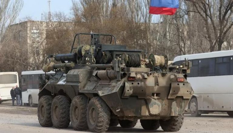 مقاتلة ترفع علم روسيا أثناء حصار أوكرانيا