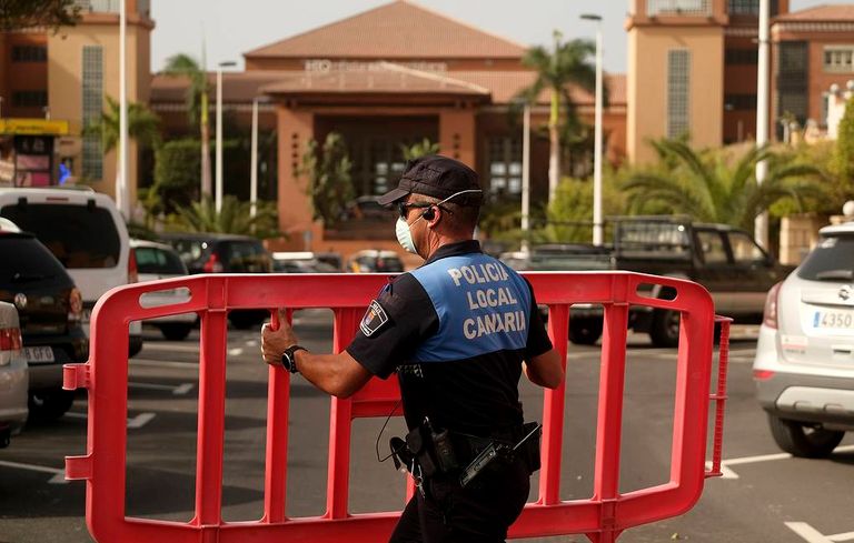 فنادق روسية فاخرة بلا سائحين مقاتلة ترفع علم روسيا أثناء حصار أوكرانيا