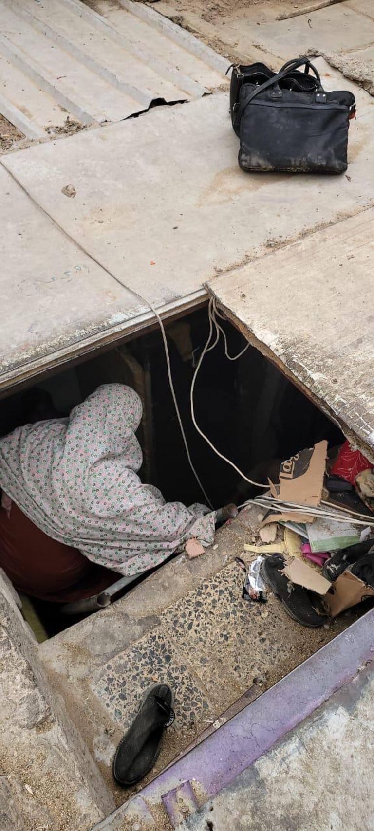 رجل إطفاء عراقي خلال محاولته إخماد النيران