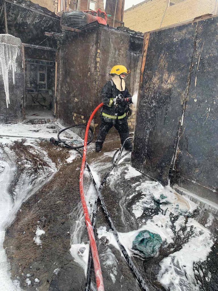 رجل إطفاء عراقي خلال محاولته إخماد النيران