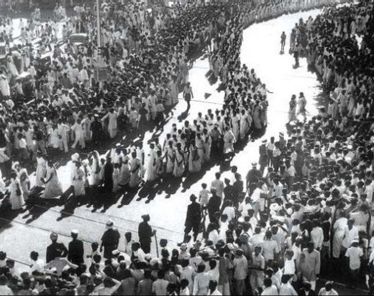 غاندي خلال مسيرة الملح