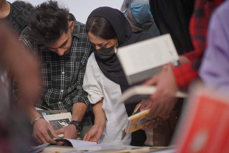 نساء يطالعن كتبا في مهرجان 