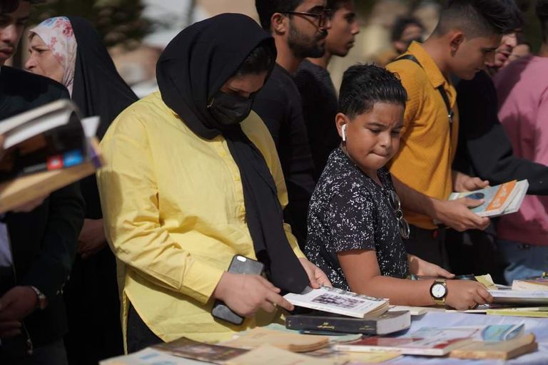 نساء يطالعن كتبا في مهرجان 