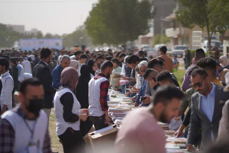نساء يطالعن كتبا في مهرجان 