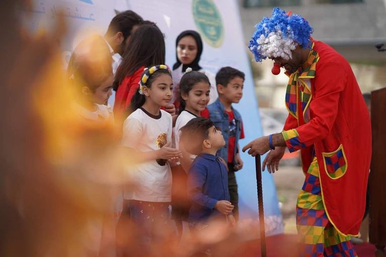 نساء يطالعن كتبا في مهرجان 