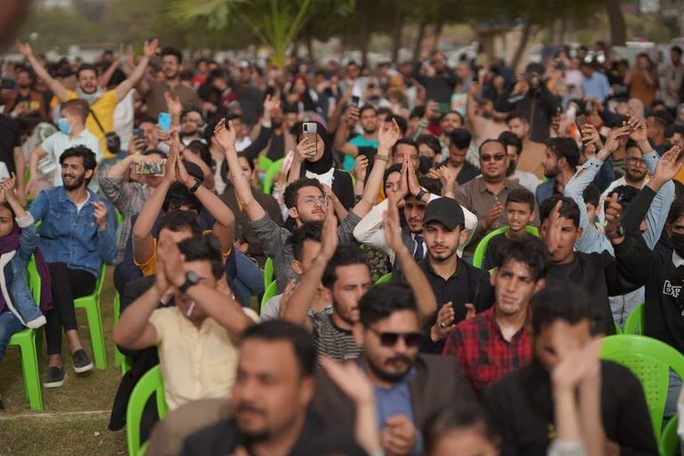 نساء يطالعن كتبا في مهرجان 