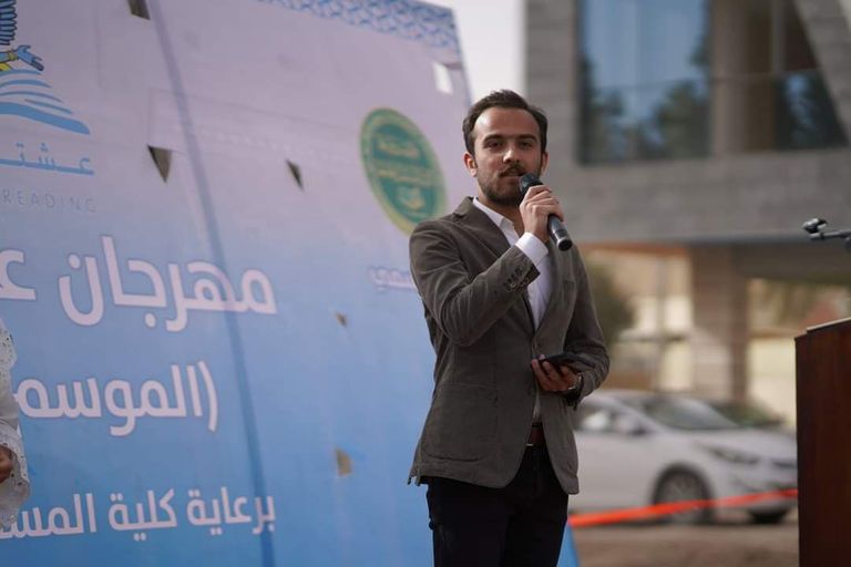 نساء يطالعن كتبا في مهرجان 