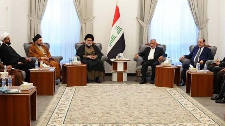 الصدر خلال لقائه قادة الإطار التنسيقي ببغداد مقتدى الصدر ونوري المالكي