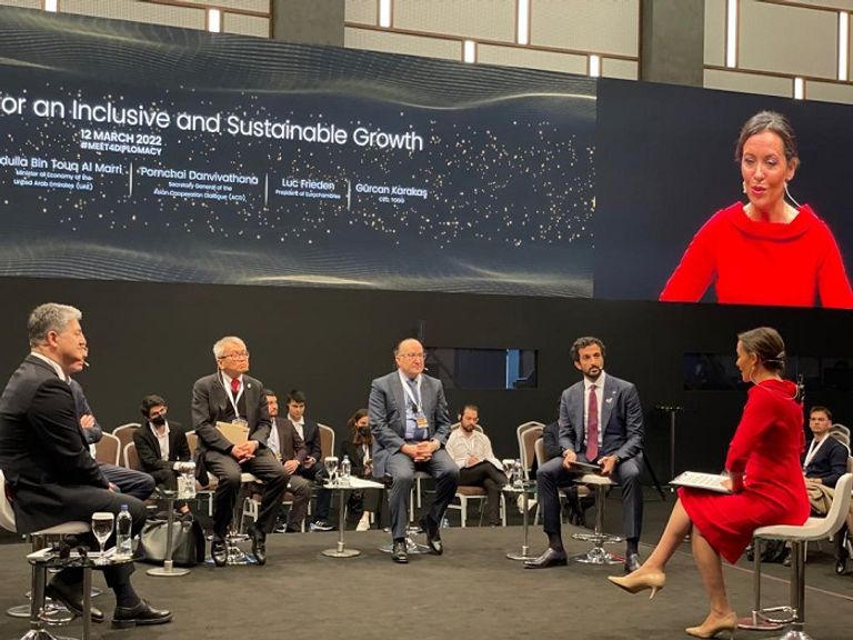 وزير الاقتصاد الإماراتي خلال المنتدى