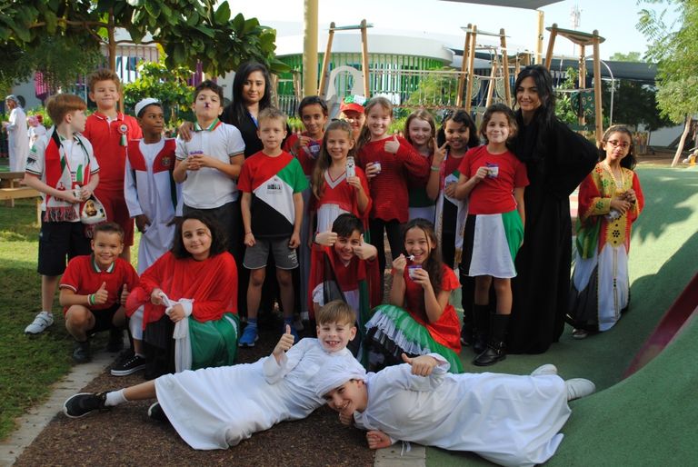 أطفال إماراتيون يحتفلون بإحدى المناسبات الوطنية