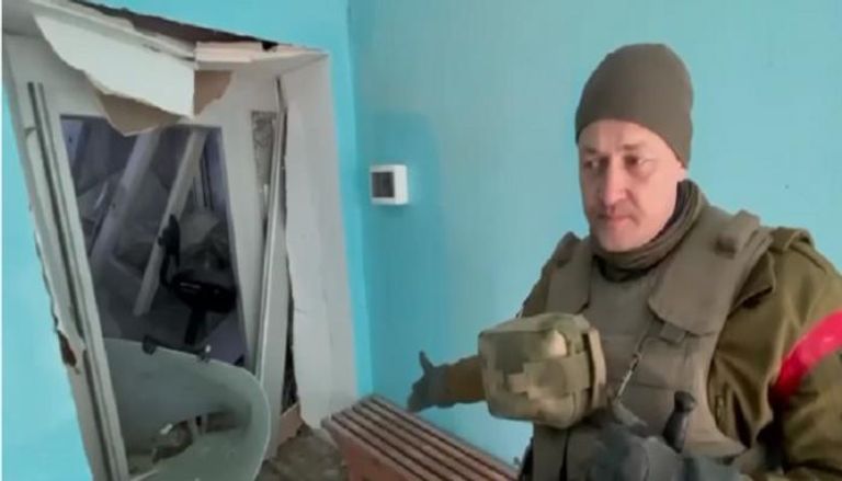 جندي روسي يستعرض الأضرار في مبنى المستشفى