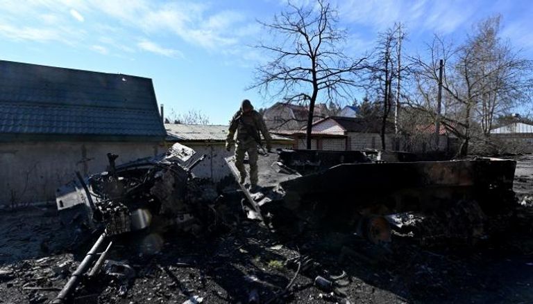 جندي أوكراني يتفقد آثار قصف روسيا لأحد المواقع - أ.ف.ب