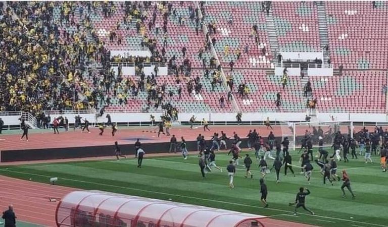 اقتحام جماهير الجيش الملكي فريق الجيش الملكي