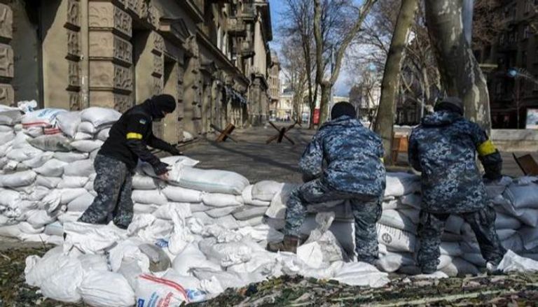 مقاتلون أوكرانيون خلال عملية تحصين العاصمة كييف
