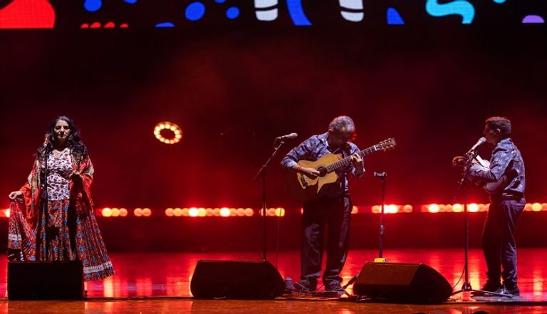 جانب من حفل فرقة "بارنو غرازت" الغجرية المجرية