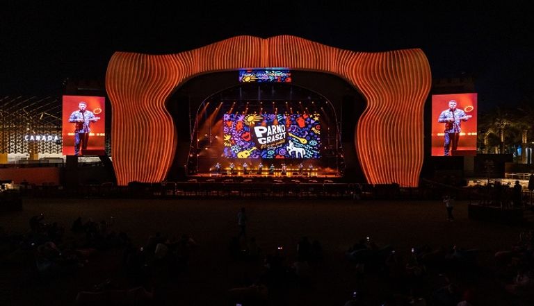 جانب من حفل فرقة "بارنو غرازت" الغجرية المجرية