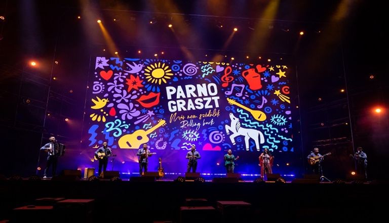 جانب من حفل فرقة "بارنو غرازت" الغجرية المجرية