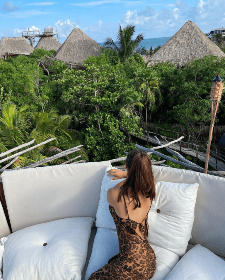 نيكول سعفان إلى يمين الصورة وطارق العريان في يسارها