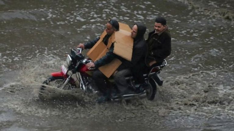 سيارة عالقة وسط مياه الأمطار في مصر (أرشيفية)