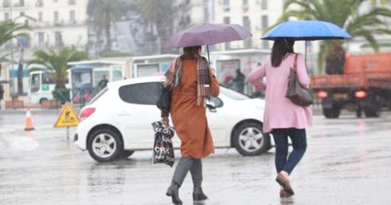 سيارة عالقة وسط مياه الأمطار في مصر (أرشيفية)