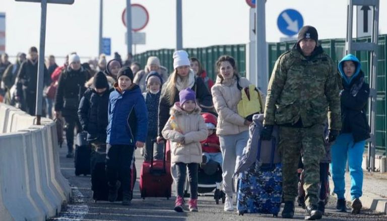 أوكرانيون وجنسيات مختلفة يغادرون مدن أوكرانية 