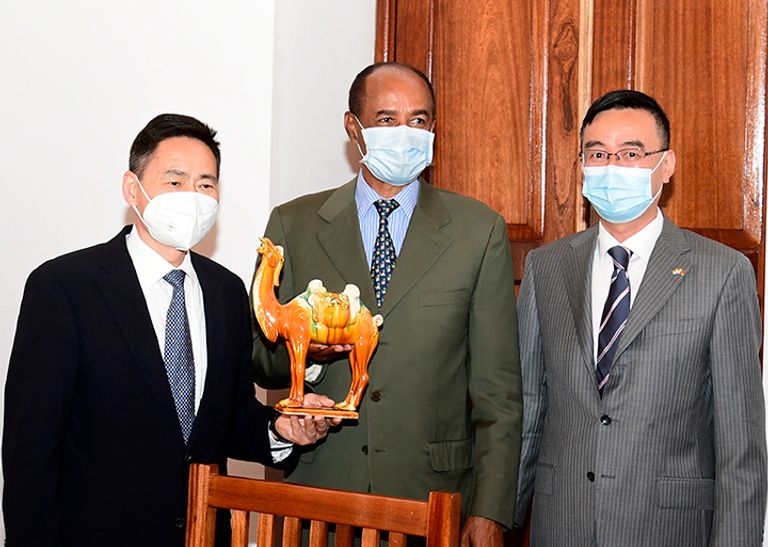 الرئيس الإريتري أسياس أفورقي والمبعوث الصيني الخاص 