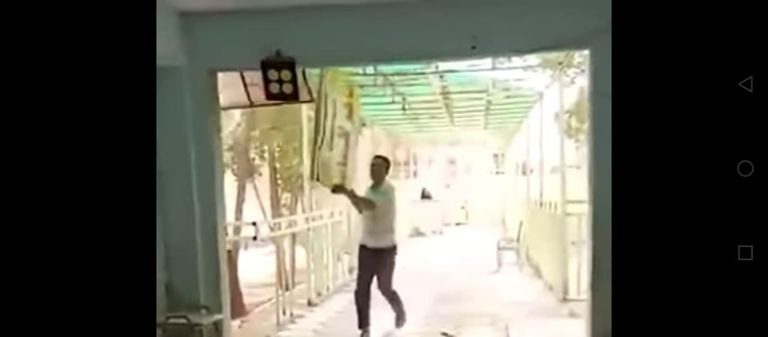 والد التلميذتين بعد إسقاط لافتة المدرسة