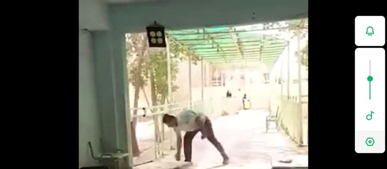 والد التلميذتين بعد إسقاط لافتة المدرسة