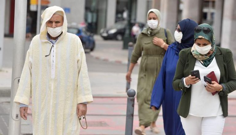 مواطنون مغاربة يرتدون الكمامات في الشارع العام - أرشيفية