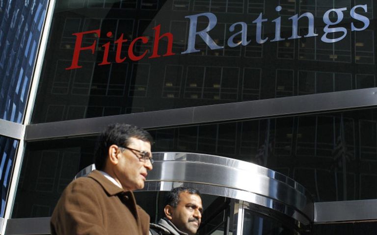 شعار وكالة فيتش للتصنيف الائتماني علم دولة روسيا خلف سلك شائك