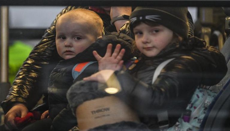 طفلان أوكرانيان في طريقهما لعبور الحدود نحو بولندا - الفرنسية