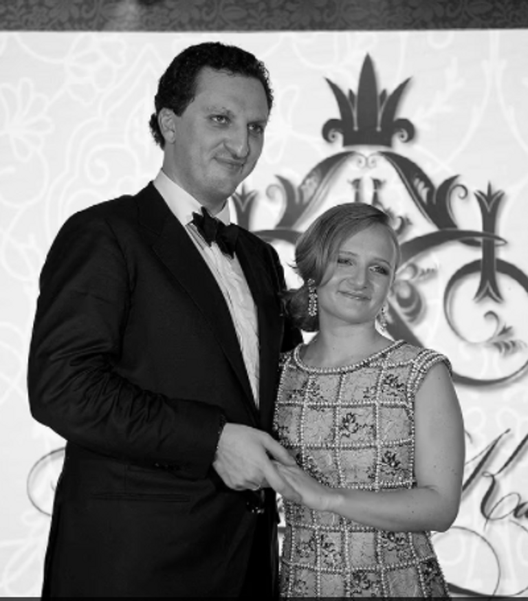 رجل يلوح بالعلم الأوكراني من شرفة منزل صهر بوتين