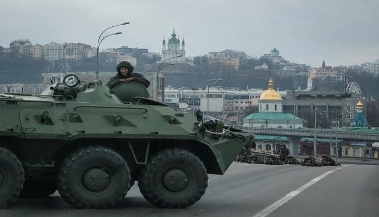 قوات أوكرانية في العاصمة كييف (رويترز)