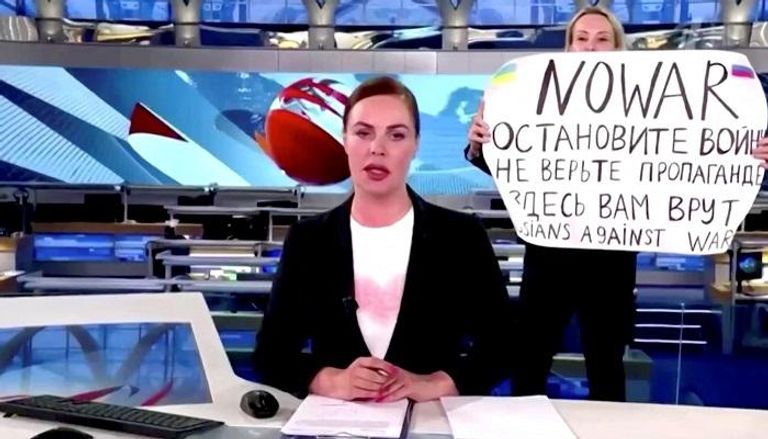  موظفة في التلفزيون الروسي احتجت على الحرب في أوكرانيا 