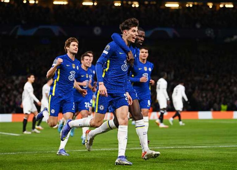 كاي هافيرتز لاعب تشيلسي مع زملائه