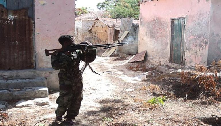 جندي صومالي يطلق النار على معقل لمليشيات الشباب جنوب مقديشو